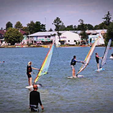 obóz windsurfingowy nad jeziorem
